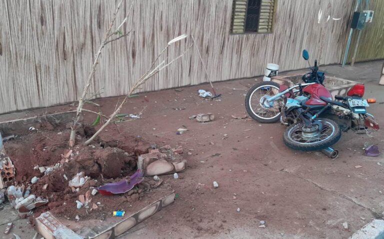 Colisão entre moto e caminhonete deixa jovem ferido em avenida de Costa Rica