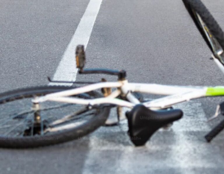Ciclista fica ferido ao ser atingido por caminhonete em Costa Rica