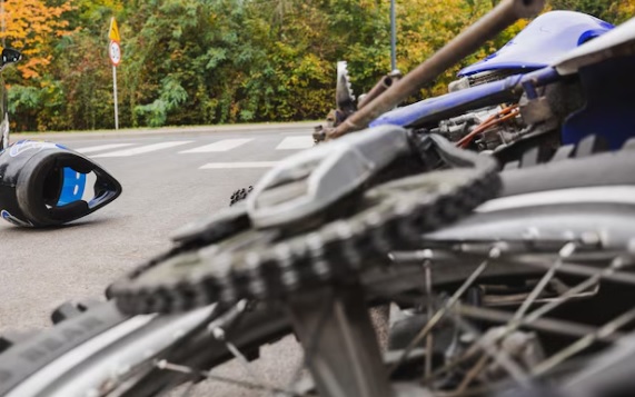Colisão entre motos deixa duas pessoas feridas em Costa Rica