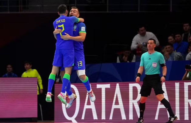 Brasil vence Ucrânia de virada em jogo duro e vai à final da Copa do Mundo de Futsal