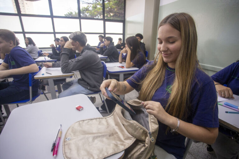 Adesão à restrição de celular em sala de aula supera expectativas em MS