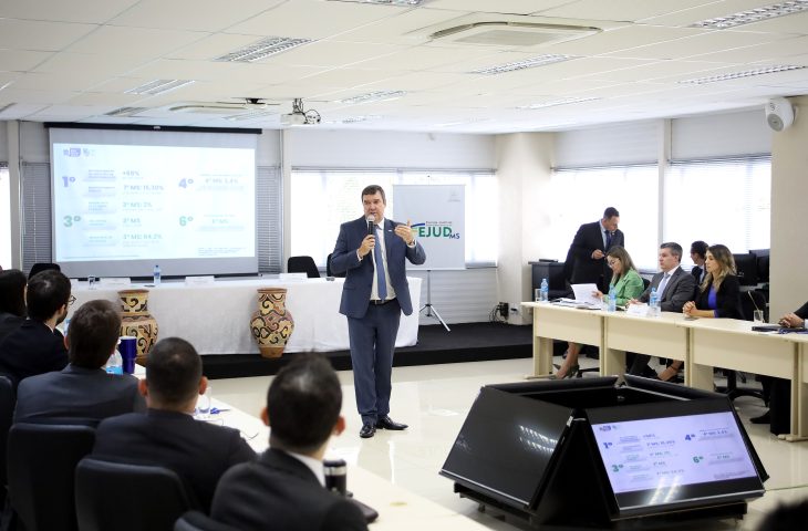 Aos novos magistrados, governador mostra cenário de crescimento econômico com inclusão em MS