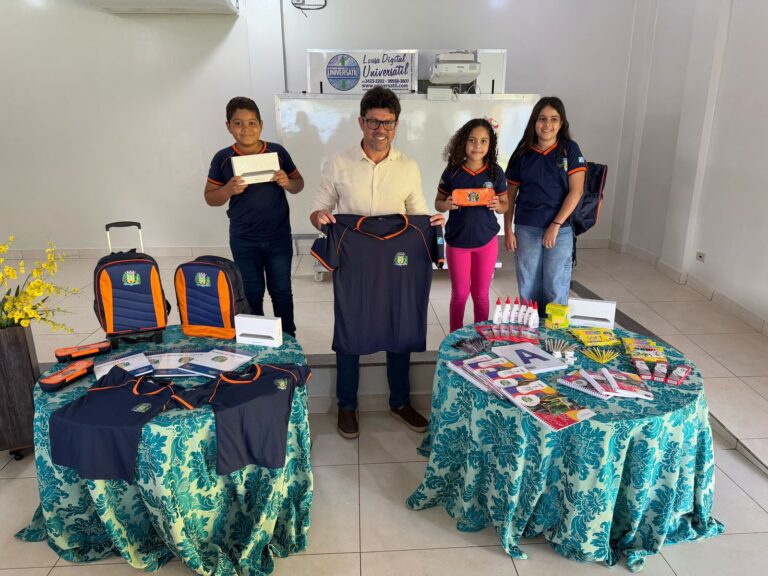 Prefeito Cleverson entrega kit escolar a 4.882 estudantes no primeiro dia de aula