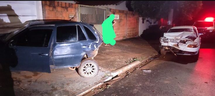 Motorista embriagado bate em carro estacionado, depois em portão e foge do local em Costa Rica