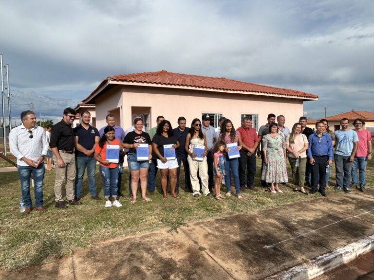 Prefeito Cleverson entrega mais 5 casas no Jardim dos Pássaros transformando a vida de famílias em Costa Rica
