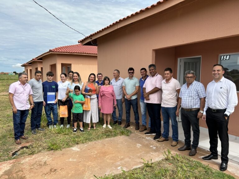 Gestão Cleverson e Roni entrega mais 4 unidades habitacionais transforma vida de famílias em Costa Rica