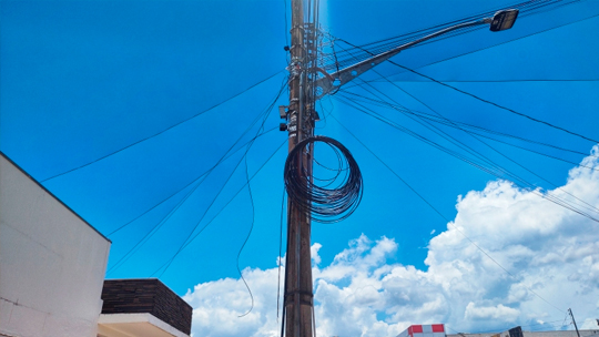 Câmara de Costa Rica solicita à Energisa providências urgentes sobre fiação irregular em vias públicas