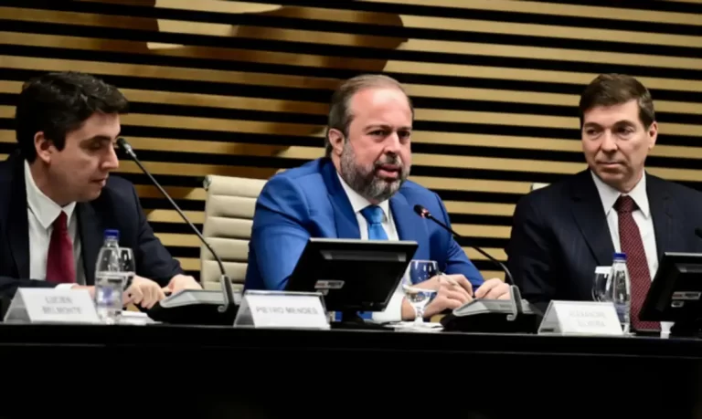 Ministro defende gás mais barato para reindustrialização do país