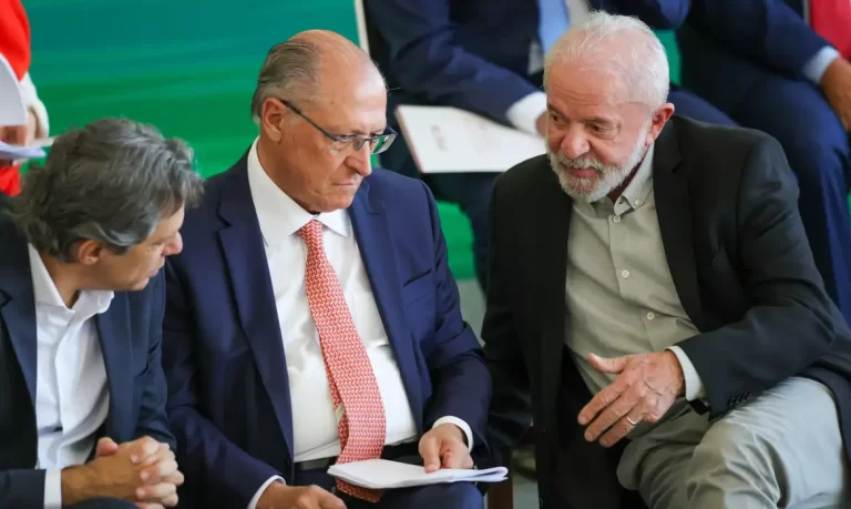 Governo vai trabalhar para reverter taxação dos EUA, diz Alckmin