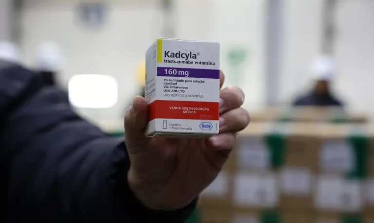 Brasil recebe lote de medicamento para tratar câncer de mama no SUS