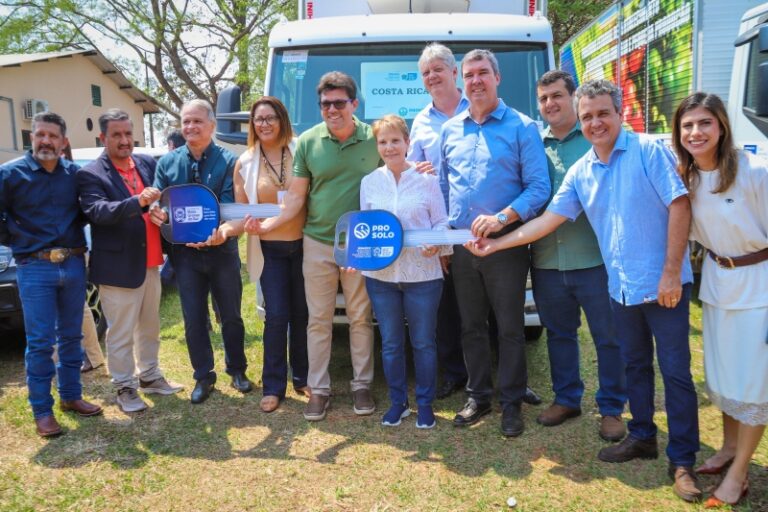 Costa Rica recebe caminhão baú refrigerado das mãos do governador Eduardo Riedel e da senadora Tereza Cristina