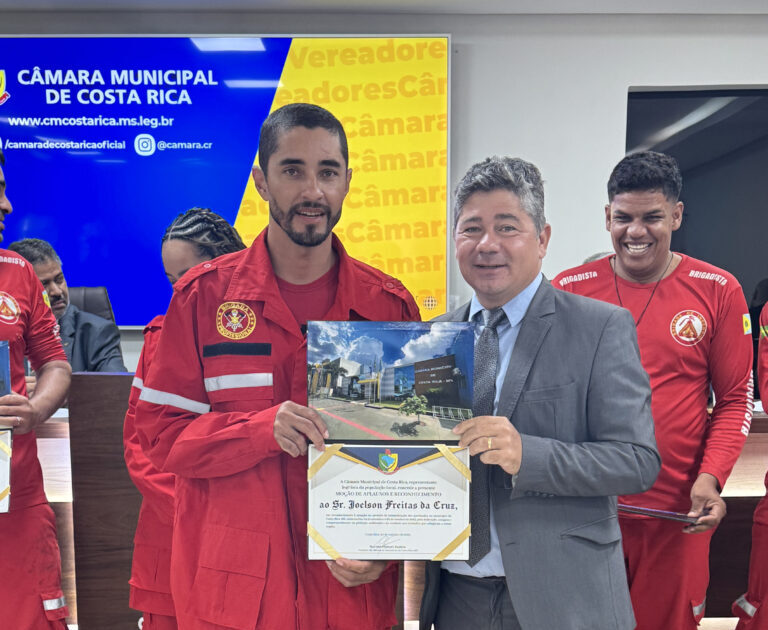 Câmara entrega Moção de Aplausos e Reconhecimento a brigadistas que atuaram no combate às queimadas em Costa Rica