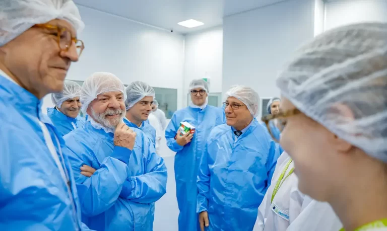 Lula visita fábrica que fornece 19 milhões de produtos ao SUS