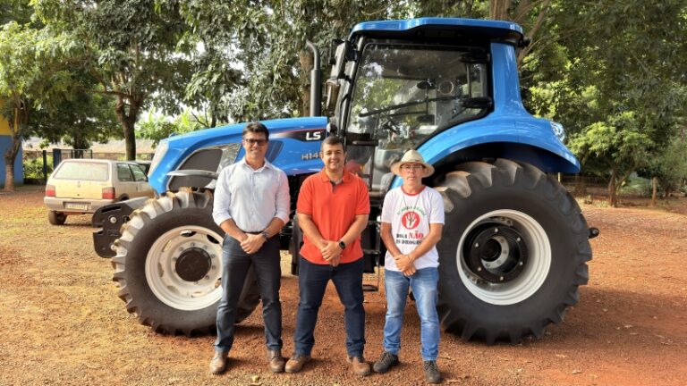 Prefeitura de Costa Rica investe R$ 450 Mil em novo Trator para apoio à infraestrutura produtiva